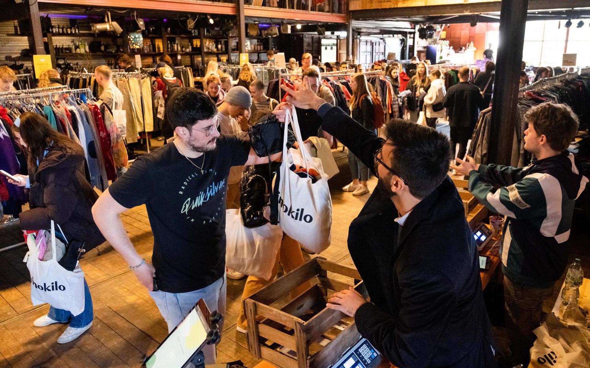 Drie dagen vintage kleding per kilo in EM2 Groningen. Vooral jonge dames staan in de rij voor pittig dure tweedehands kleren Dagblad van het Noorden